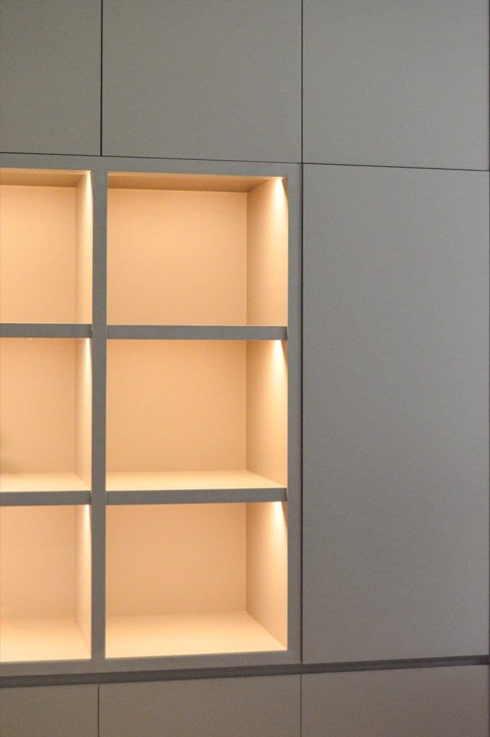 Detalle de los nichos iluminados del playroom