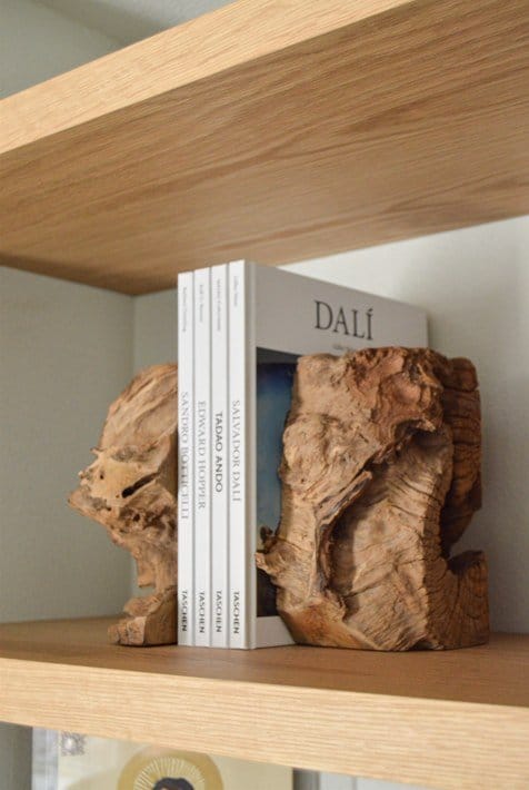 Apoyalibros con forma de caballo sobre la biblioteca