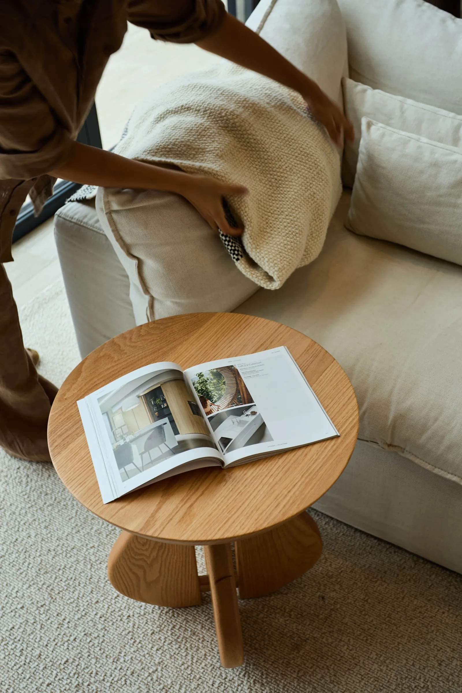 Estar con sofá de cuero, mesa de madera y fogón de piedra