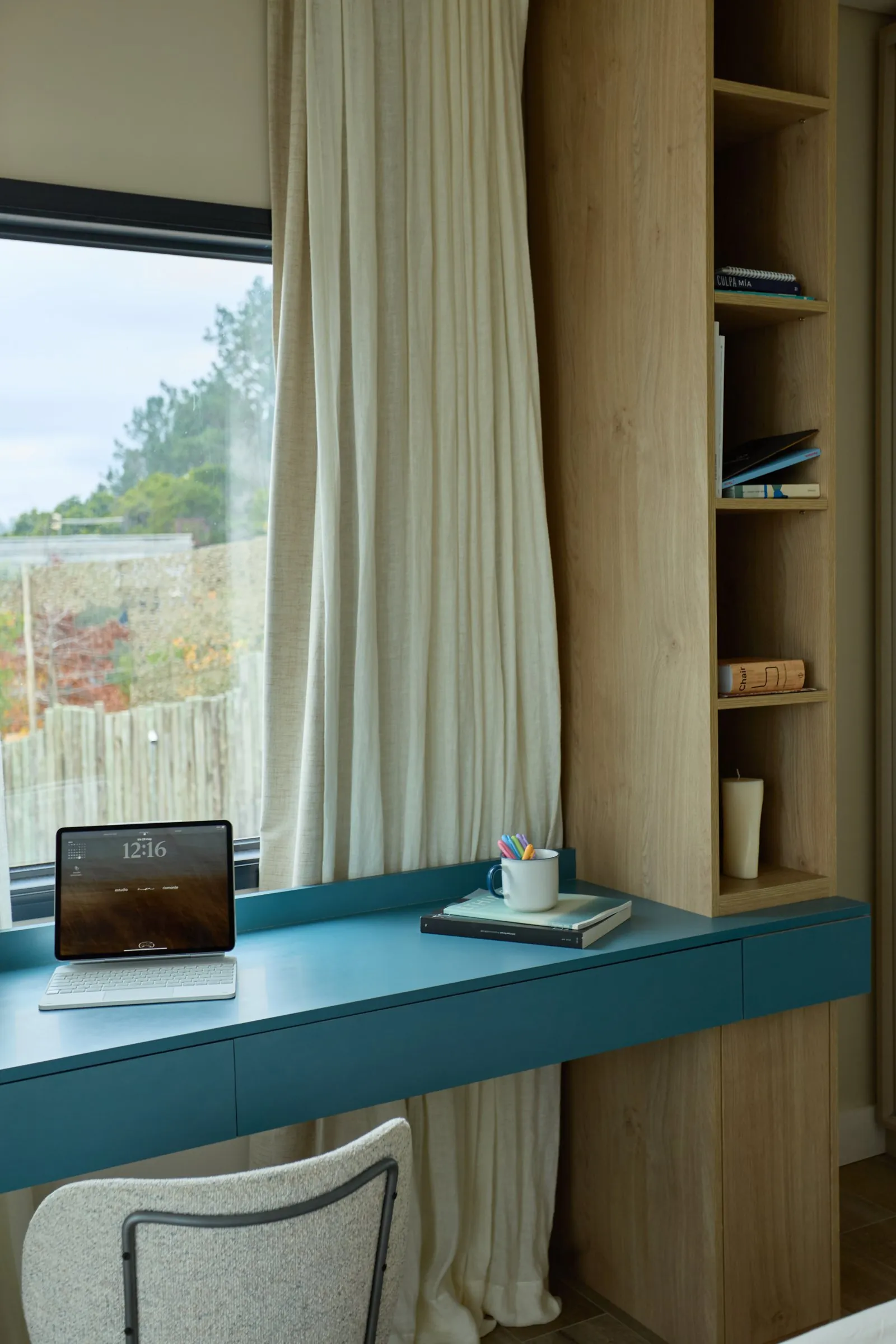 Dormitorio con cama, banco al pie y dos veladores