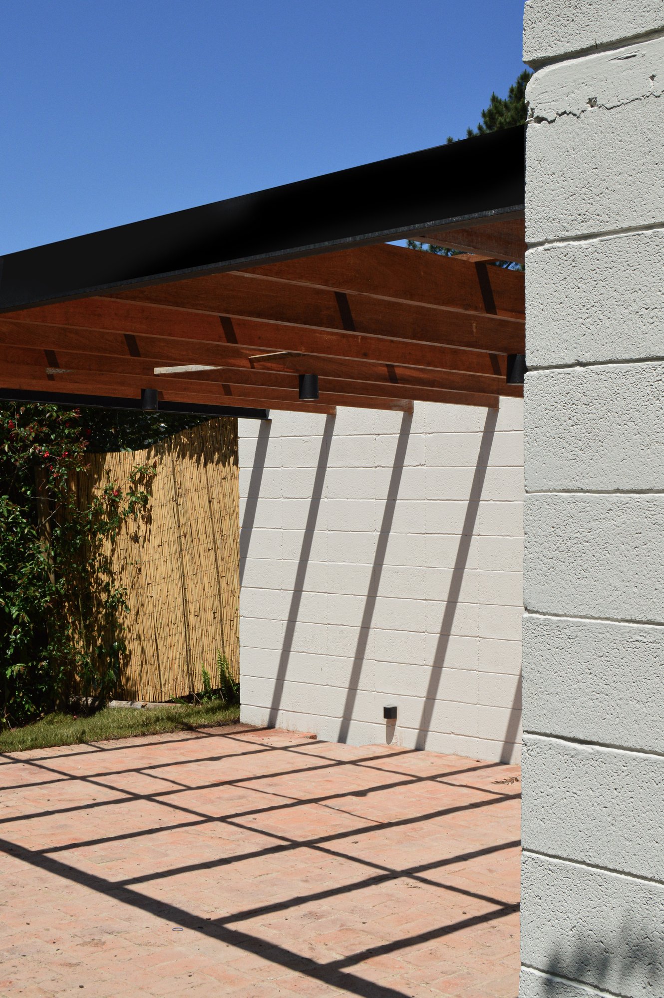 Pérgola y muro, de costado