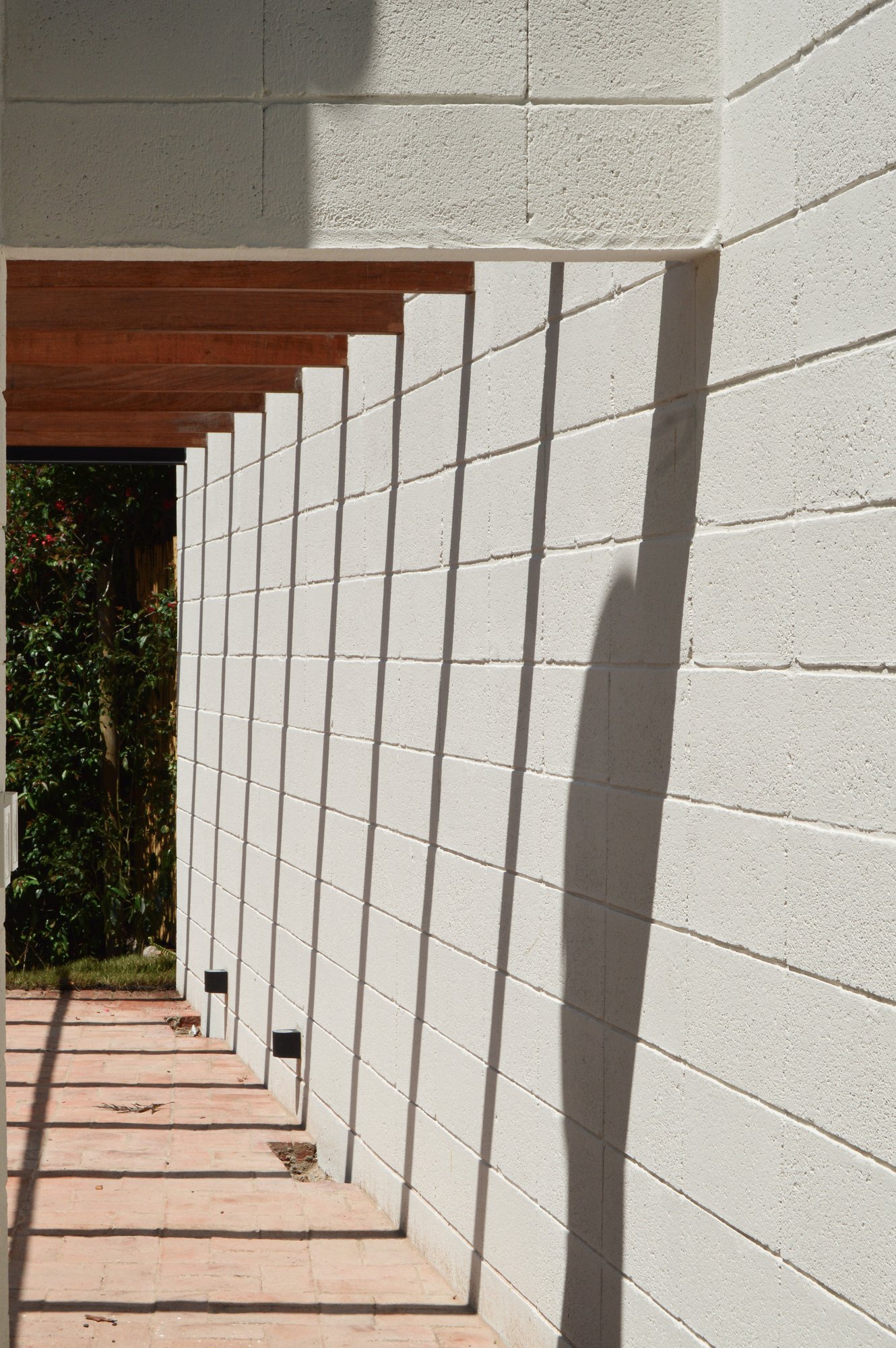 Corredor de sombras bajo la pérgola