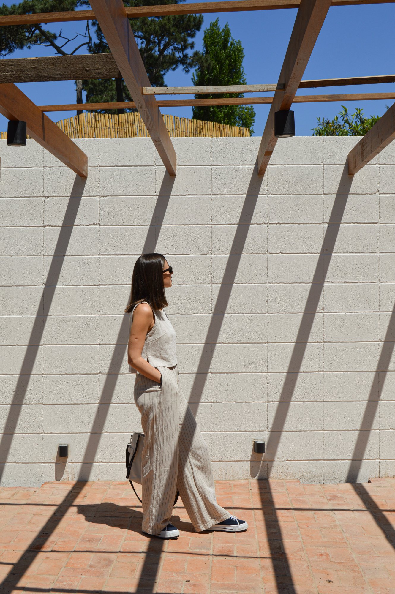 Una mujer bajo las sombras de la pérgola