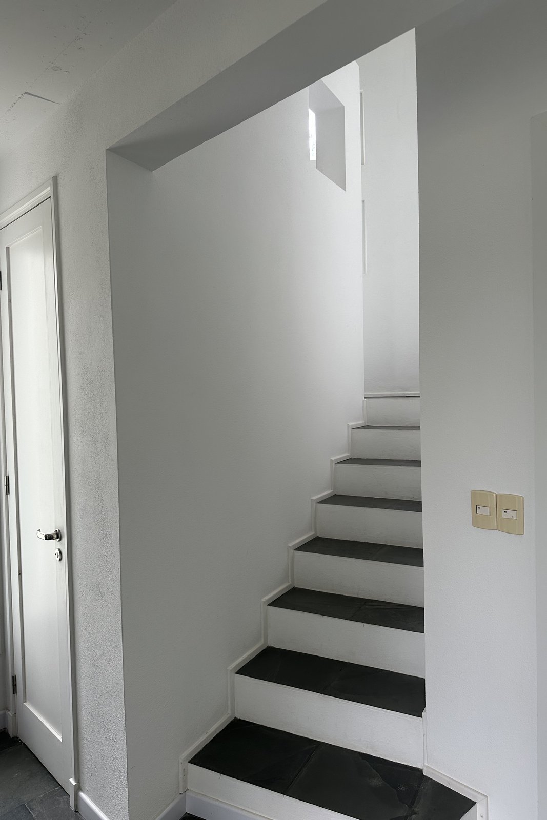 La escalera existente, antes de la obra
