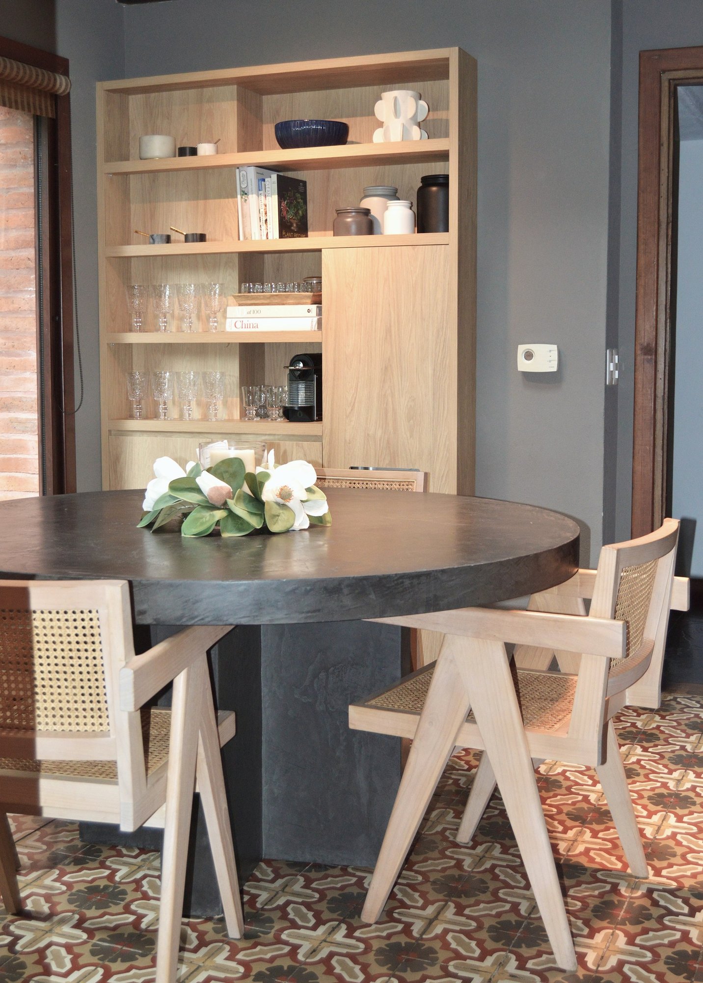 Biblioteca de roble en el comedor, con nichos iluminados