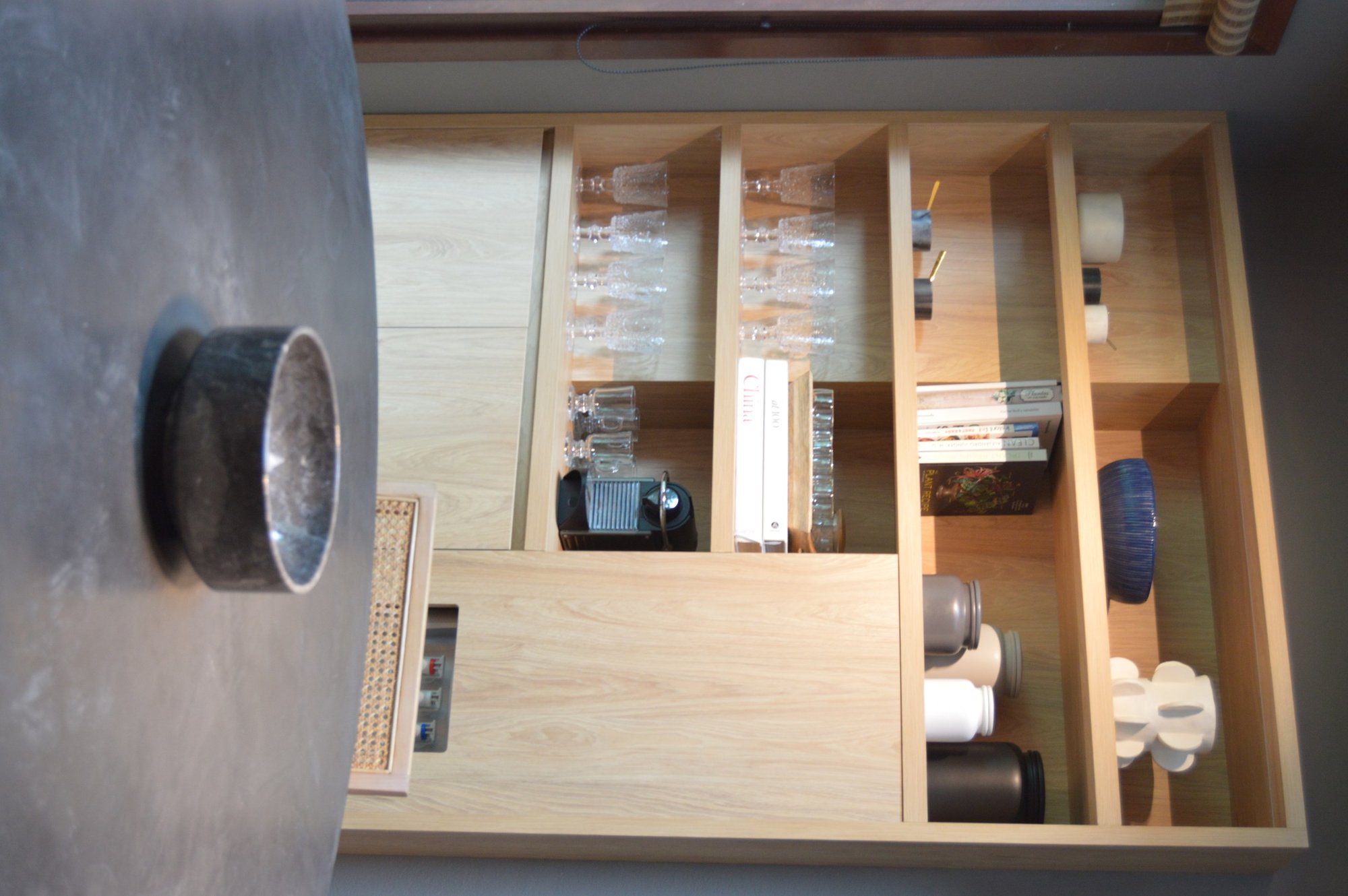 Comedor con la biblioteca de roble y la mesa