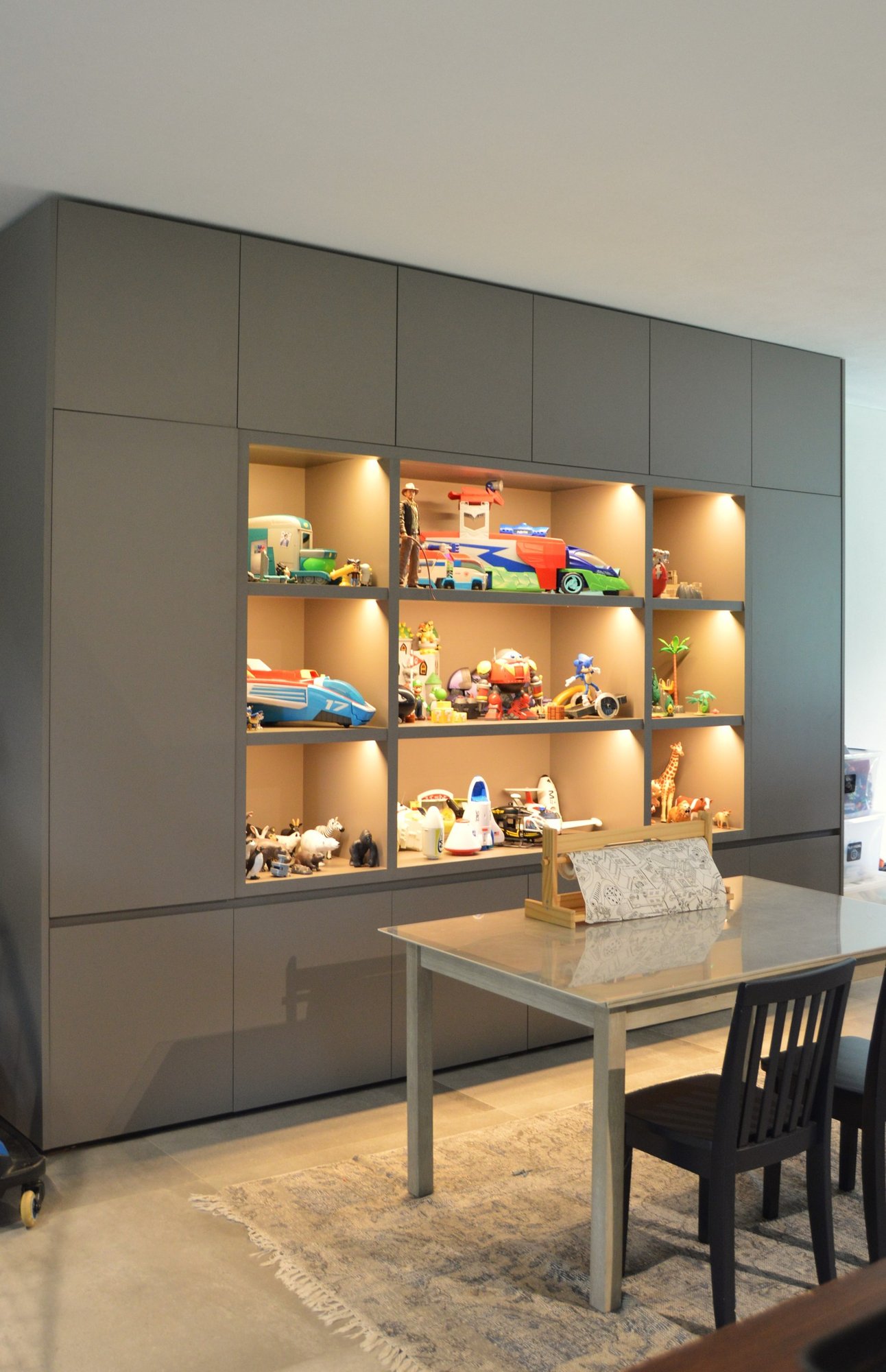 Playroom con nichos iluminados y cajas de juguetes